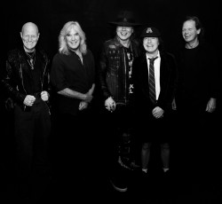 Οι AC/DC καλούν την σερβιτόρα που έγινε viral λόγω του ρατσιστικού σημειώματος που έλαβε 