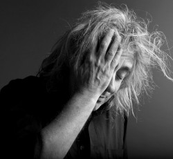 Ακούστε ολόκληρο τον νέο δίσκο του Γιάννη Αγγελάκα