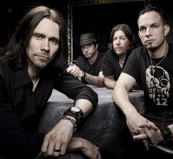 Οι Alter Bridge προσεγγίζουν επιζώντα πυροβολισμών… 