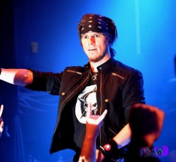  Ο τραγουδιστής των Amaranthe κάνει ένα «διάλειμμα» από την περιοδεία της μπάντας 