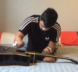 Κιθαρίστας ξαναμαθαίνει κιθάρα αφότου χάνει και τα τέσσερα μέλη του (video) 