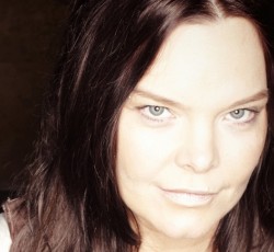 Βίαιη επίθεση δέχθηκε η πρώην τραγουδίστρια των Nightwish 