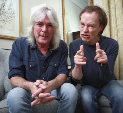 Angus Young: «Δεν έχω αποφασίσει τίποτα...» 