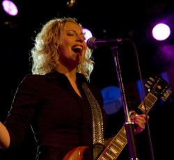 VUUR, η νέα μπάντα της Anneke Van Giersbergen