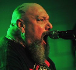 Ο Paul Di'Anno επιτίθεται στους Architects of Chaoz 