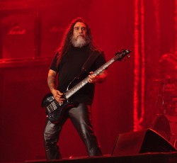 Μέλος του κοινού …φτύνει τον Tom Araya σε συναυλία των Slayer (video) 