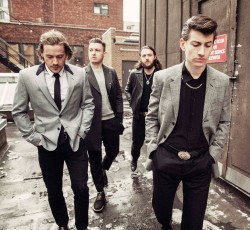 Οι Arctic Monkeys συναντιούνται στο Sheffield με τις φήμες για νέο δίσκο να φουντώνουν