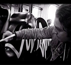 Οι Arctic Monkeys έχουν τον δικό τους ελέφαντα!  