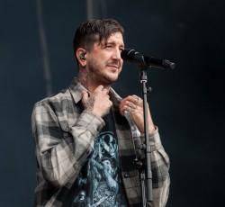 Άσχημα τα νέα της υγείας του frontman των Of Mice & Men 