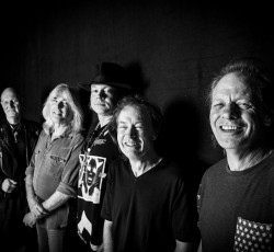 Angus Young: «O Axl όλο ζητάει κι άλλες συναυλίες με τους AC/DC» 