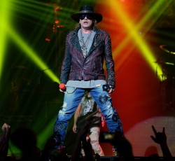 Ο Axl Rose όρθιος ξανά σε live των AC/DC 