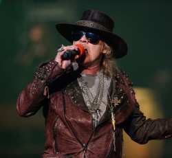 Ο Axl Rose απαντάει σε ερωτήσεις παπαράτσι (video) 