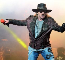 O Axl Rose παρουσιάζει ομοίωμα του Tramp σε συναυλία στο Μεξικό και προσκαλεί fans στη σκηνή 
