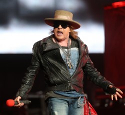 Ανιψιός Αngus Young: «Ναι, αληθεύουν οι φήμες για Axl Rose και AC/DC» 