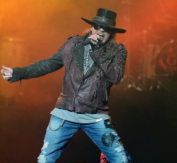 Δεν θες να δεις AC/DC με Axl Rose; Σου επιστρέφουν τα λεφτά! 