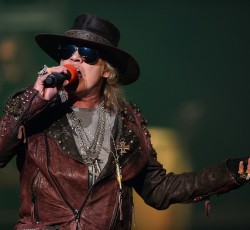 Ο Axl Rose κάνει ενέργειες για να εξαφανιστεί «εκείνη η φωτογραφία του που είναι χοντρός» 