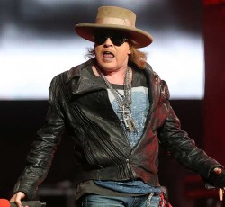 Ο Axl Rose μιλάει για νέα μουσική με τους Guns N' Roses και τους AC/DC! 