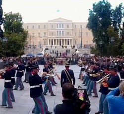 H μπάντα των Ενόπλων Δυνάμεων παίζει "Killing In The Name"!