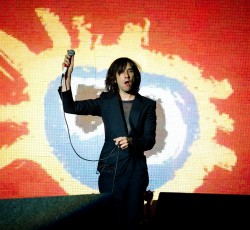 Στο νοσοκομείο ο Bobby Gillespie λόγω πτώσης από τη σκηνή 