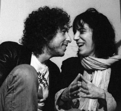 Η Patti Smith στην θέση του Bob Dylan στην τελετή απονομής των Νόμπελ 
