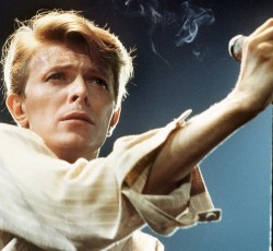 Michael Stipe, Tony Visconti και πολλοί άλλοι σε tribute video για τον David Bowie