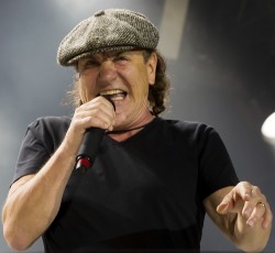 Ο Brian Johnson οικοδεσπότης ραδιοφωνικής εκπομπής 