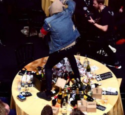 O τραγουδιστής των Bring Me the Horizon κατέστρεψε το τραπέζι των Coldplay!