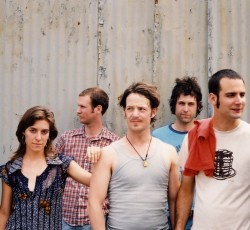 H Feist επανασυνδέεται με τους Broken Social Scene για την κυκλοφορία νέου δίσκου