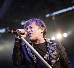 Ο Bruce Dickinson σχολιάζει επί σκηνής τις απαγορεύσεις της Κίνας