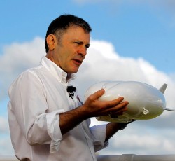 Bruce Dickinson: «Οι πετρελαϊκές εταιρείες πρέπει να μάθουν από το πάθημα των δισκογραφικών» 