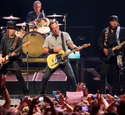 Δείτε τον Bruce Springsteen να χορεύει με γιαγιά 91 ετών!