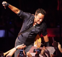 Ποια τραγούδια θα ήθελε μαζί του ο ναυαγός Bruce Springsteen;