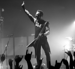 Οι Bullet For My Valentine ανεβάζουν fan στη σκηνή και του δίνουν κιθάρα… 