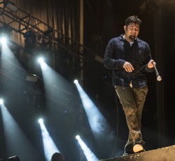 Ο Chino Moreno live μέσα σε ηφαίστειο 