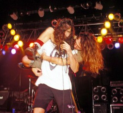 Ακούστε το ακυκλοφόρητο "Black Cat" των Temple Of The Dog 