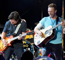 Ο Michael J. Fox και οι Coldplay παιζουν live κομμάτια από το "Back Τo Τhe Future" (video)