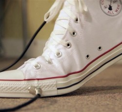 Wah πετάλι ενσωματωμένο σε αθλητικό παπούτσι 