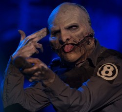 Ο Corey Taylor πετάει στο έδαφος κινητό μέλους του κοινού 