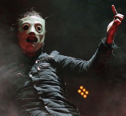Ο Corey Taylor συνεχίζει να μη «μασάει» με τα κινητά των οπαδών στις συναυλίες 
