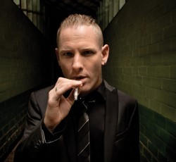 Corey Taylor και Korn ερμηνεύουν για πρώτη φορά ζωντανά το "A Different World" (video) 