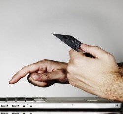 Τέλος η επιβάρυνση στις online αγορές 