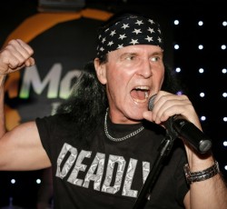 «Εμένα πρέπει να πάρουν οι AC/DC» 