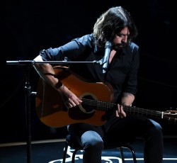 O Dave Grohl τραγούδησε Beatles στα Oscars
