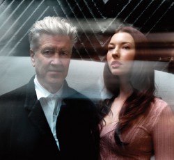 David Lynch και Chrysta Bell μας παρασύρουν σε μια αισθησιακή νυχτερινή βόλτα με το αυτοκίνητο (video) 