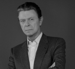 «Φοβερή ακυκλοφόρητη μουσική του David Bowie βρίσκεται καθ' οδόν» 
