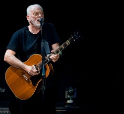 O David Gilmour τραγουδά το "Comfortably Numb" με διάσημο ηθοποιό 