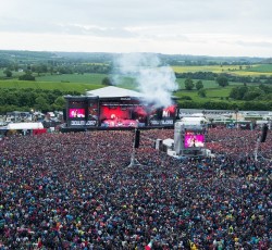 Τεράστια αγάλματα του Lemmy, του Gene Simmons και του Alice Cooper στο Download 