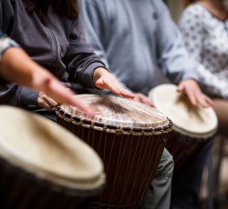  Παίξε ντραμς, κάνει καλό! 