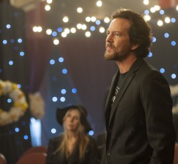 Ο Eddie Vedder χαρίζει 10.000 δολάρια σε επταμελή οικογένεια για τα Χριστούγεννα 