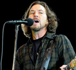 Dave Grohl vs Eddie Vedder: Μάχη διασκευών πάνω από τους Beatles 
